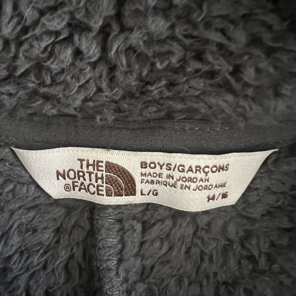 The north face charcoal color pullover. Kids size 14/16. Worn once, no wear.